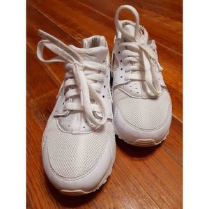 Nike Huarache in Ivory creme white size 5Y. (Laces are cut at the tips so you ma